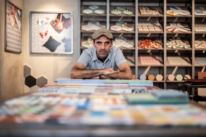 Iván Alvarado posando en su tienda de exposición, situada en la calle San Pedro de Madrid.