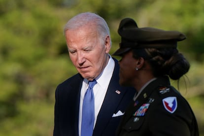 Joe Biden llega a bordo del 'Marine One' a la base de Fort McNair, en Washington, este lunes 1 de julio.