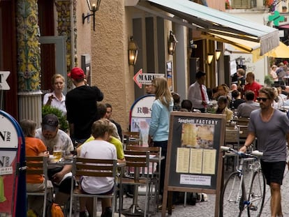 Cafeter&iacute;as en una calle de Z&uacute;rich