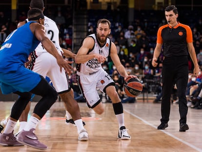 Sergio Rodríguez en una acción del partido entre el Armani Milán y el Barcelona en el Palau Blaugrana.