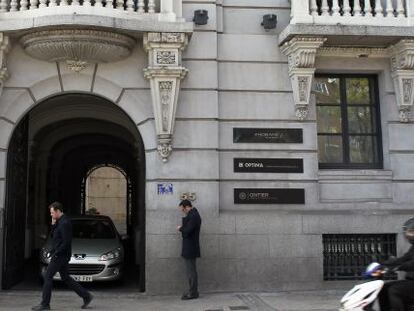 Entrada del edificio situado en el Paseo de la Castellana, 55 (Madrid).