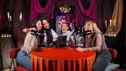 En su podcast, 'Queridas hermanas', la ex'influencer' y productora Sindy Takanashi (segunda por la izquierda) promueve la conciencia social.