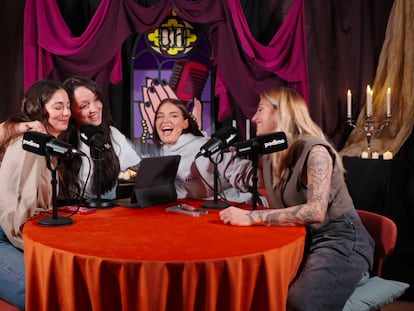 En su podcast,  'Queridas hermanas', la ex'influencer' y productora Sindy Takanashi (segunda por la izquierda) promueve la conciencia social.