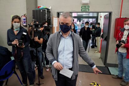 El lehendakari y candidato a la reelección, Iñigo Urkullu, vota en la localidad vizcaína de Durango (País Vasco), con todas las medidas de seguridad ante la pandemia del coronavirus.