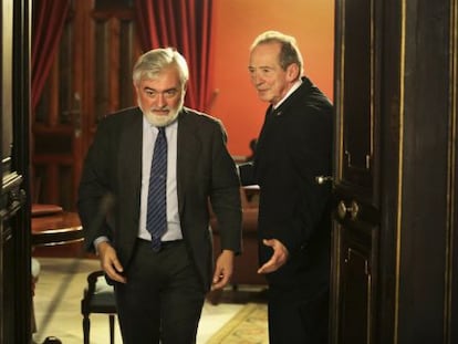 Darío Villanueva (izquierda), nuevo director de la Real Academia Española, junto a su antecesor al frente de la RAE, José Manuel Blecua.