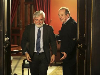 Darío Villanueva (izquierda), nuevo director de la Real Academia Española, junto a su antecesor al frente de la RAE, José Manuel Blecua.