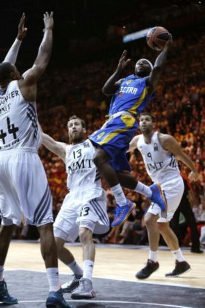 Rice, del Maccabi, salta ante los madridistas Rodríguez y Slaughter.