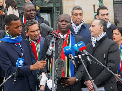 El ministro de Justicia de Sudáfrica, Ronald Lamola, habla con la prensa este jueves ante el Tribunal Internacional de Justicia, en La Haya.