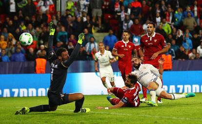 Carvajal anota el tercero del Madrid.