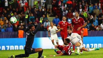 Carvajal anota el tercero del Madrid.