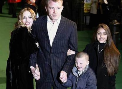 Madonna y Guy Ritchie, con Lourdes María y Rocco.