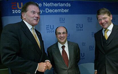 De izquierda a derecha, Tom Ridge, Antonio Vitorino y Piet Hein Donner, en La Haya.
