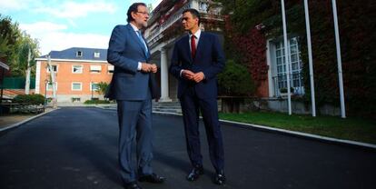 El presidente del Gobierno, Mariano Rajoy y el l&iacute;der del PSOE, Pedro S&aacute;nchez, esta tarde en La Moncloa. 