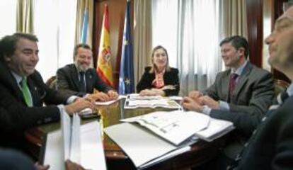La ministra de Fomento, Ana Pastor, durante la reunión que ha mantenido con el titular de Medio Ambiente, Territorio e Infraestructuras, Agustín Hernández (2i); el alcalde, Carlos Negreira (i), y el delegado del Gobierno, Samuel Juárez (2d).