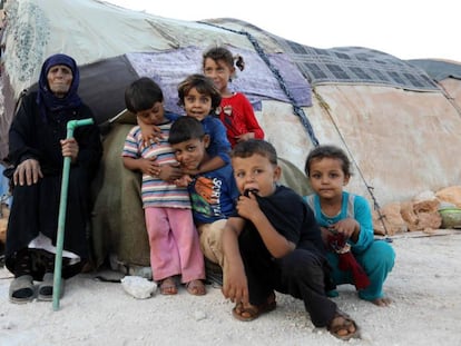 Una familia siria .en Kafr Dariyan, en la frontera turco-siria, el 26 de agosto.