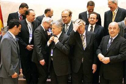 Jean-Claude Trichet se ajusta la corbata para la foto de familia junto a Jaime Caruana (a la izquierda) y Joaquín Almunia (a la derecha), entre otros.