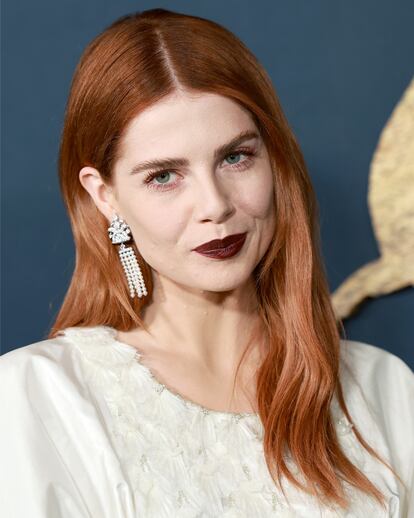 Melena ‘vamp’ en cobre. 2022 dio carpetazo con uno de los cambios de look más inesperados del año. El célebre blunt bob de Lucy Boynton, ese corte desenfadado a ras de la mandíbula y con mucho volumen que ha sido imitado en el mundo entero, dio paso hace unas semanas a una melena jengibre creada por los coloristas Mark William Selley y Halley Brisker. La melena larga y ligeramente perfilada por delante junto a su tez nívea viaja en el tiempo hasta la estética gótica que hizo furor a finales de los años 90 en producciones de la época como The Craft o Embrujadas. “Este corte es ideal para aquellas personas que quieran dar un giro a su melena pero manteniendo. Para ello perfilamos  la parte delantera, de manera más o menos pronunciada, pero sin llegar a crear un flequillo y así poder recogerlo por completo. Es lo más y favorece mucho, es el estilo que llevaba Jennifer Aniston durante una época en Friends”, señalan en NiM Salón. Para conseguir ese matiz strawberry blonde de Boynton si partimos de una base cobriza, señalan en el salón, podemos recurrir a un baño de color en rosa que se irá con los lavados. Como tratamiento de continuación, se recomienda usar un champú y acondicionador que protejan el color (como la línea Color Seal de Apivita enriquecido con quinoa y miel) para que su brillo y tonalidad dure mucho más tiempo.