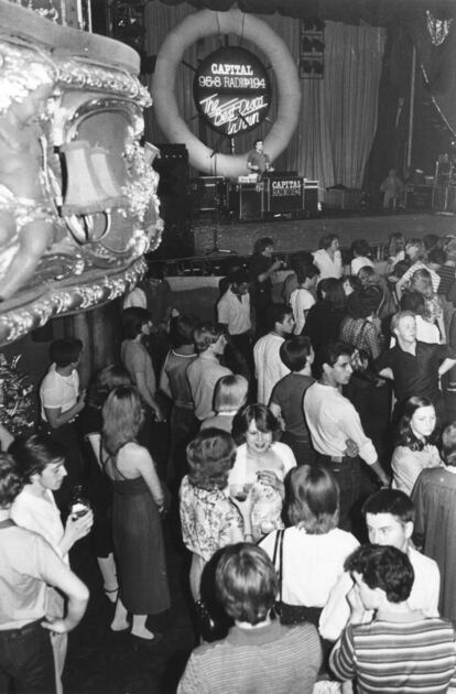 A?o 1980. Adolescentes bailando en el Lyceum de Covent Garden, Londres.