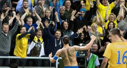 Ibrahimovic celebra con la grada su gol de chilena.