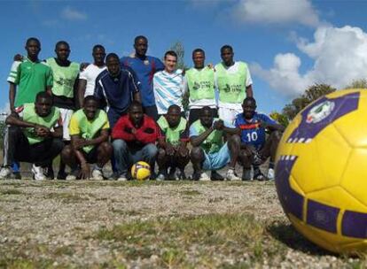 Componentes del equipo de fútbol de africanos en  los campos del colegio de los Maristas de  A Coruña.