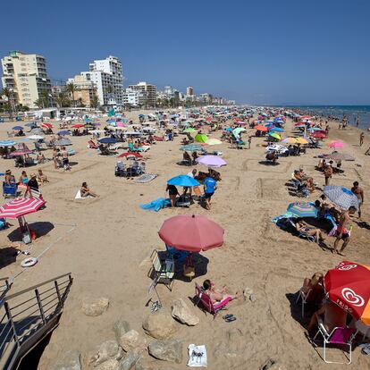 GRAFCVA6753. GANDIA (VALENCIA), 19/07/2020. Aspecto de hoy domingo en la playa de Gandia, , municipio valenciano en el que el Consell ha decidido suspender la actividad de ocio nocturno ante el incremento de casos de coronavirus.EFE/ Natxo Frances