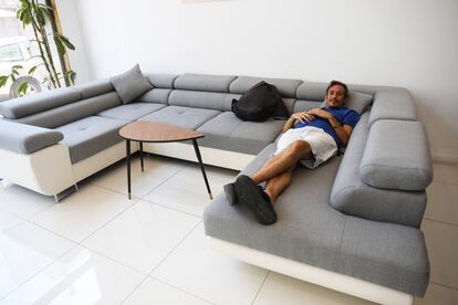 Un trabajador de un call center durante un descanso.