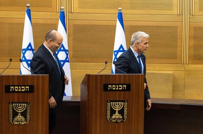 Naftali Bennett (izquierda) y Yair Lapid, políticos israelíes que forjaron una coalición para derrocar a Netanyahu, en una rueda de prensa el 20 de junio.