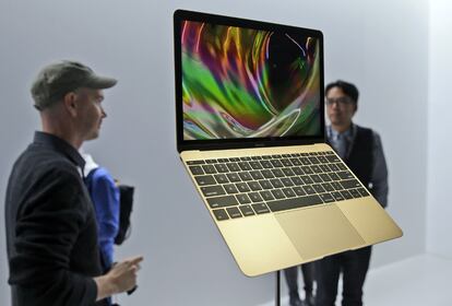 Diseño del nuevo MacBook, una novedosa línea de portátiles sin ventilador "reinventados en todos los aspectos para ofrecer los Mac más finos y ligeros hasta la fecha". Ha rediseñado "a conciencia" cada componente del nuevo MacBook, lo que le ha permitido crear un dispositivo de apenas 900 gramos de peso y 13,1 milímetros de grosor, un 24% más fino que el MacBook Air de 11 pulgadas.