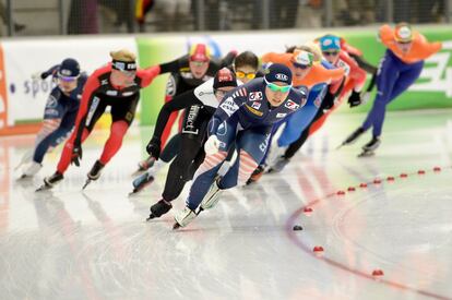 La coreana Bo-Reum Kim, durante Copa del Mundo de Velocidad de patinaje, en Inzell, Alemania.