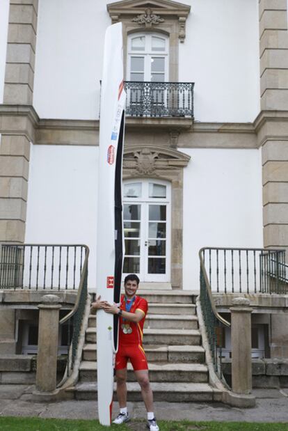 David Cal, en la escalera del Pazo de Turismo Rías Baixas de Pontevedra.