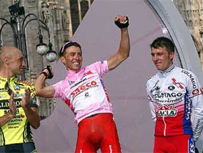 Garzelli, Simoni y Popovych, de izquierda a derecha, en el podio final del Giro 2003, ante el Duomo de Milán.