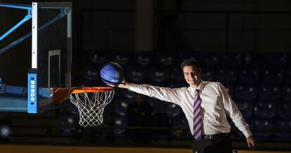 Pedro Sánchez (PSOE), diputado revelación 2010, fotografiado junto a una canasta de baloncesto en diciembre de 2010.