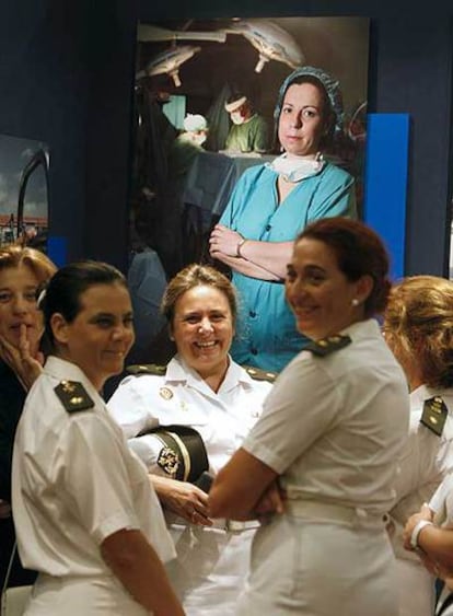 Un grupo de oficiales, ante una fotografía de la comandante médico Aurora Molina.