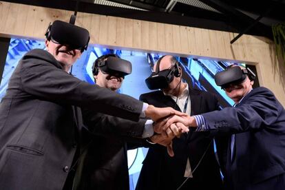 Grau, Bartomeu, Gayo y Hoffman viendo el Camp Nou a través de unas gafas de realidad virtual.