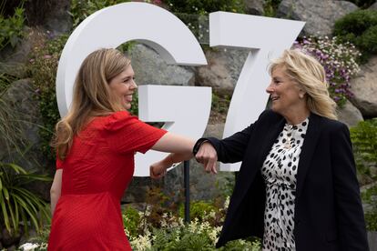 Carrie Johnson y Jill Biden se saludan en Carbis Bay, Cornualles.