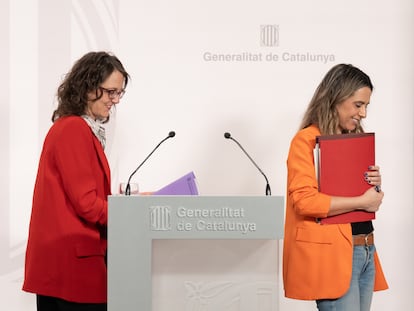 La consellera de Igualdad y Feminismos de la Generalitat, Tània Verge (i), y la portavoz del Govern, Patrícia Plaja, durante la rueda de prensa de este martes.