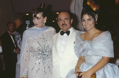 Adnan Khashoggi, con su esposa Lamia y su hija del mismo nombre.
