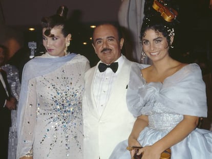 Adnan Khashoggi, con su esposa Lamia y su hija del mismo nombre.