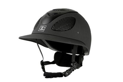 Chanel creó primero su bicicleta de diseño y después sus complementos para pedalear. Este casco con el logotivo de la marca bien visible es una de sus joyas.