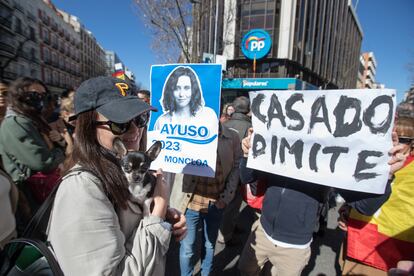 Manifestantes frente a la sede del PP, este domingo.