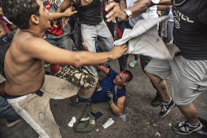 La turba agrede a un hombre al que confunde con un miembro de colectivos chavistas.