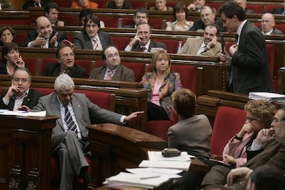 Artur Mas, se dirige a Pasqual Maragall, durante el pleno del Parlament de Cataluña que debatía la moción de censura al Presidente de la Generalitat, por su declaración sobre el 3%, presentada por el grupo parlamentario del PP, en marzo de 2005.