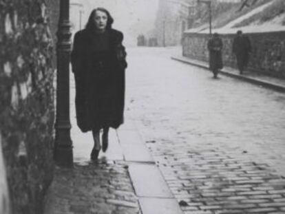 Fotografía de Edith Piaf que se exhibe en la muestra de la Biblioteca Nacional de Francia.