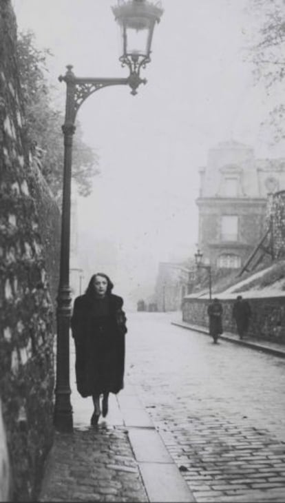 Fotografía de Edith Piaf que se exhibe en la muestra de la Biblioteca Nacional de Francia.