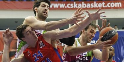 El jugador del CSKA Alexander Kaun pelea por el control del balón contra Shengelia y Begic.