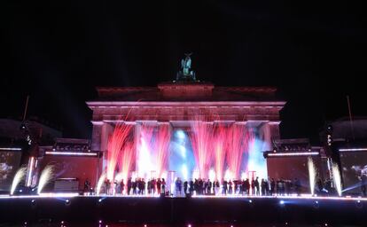 Fuegos artificiales en la Puerta de Brandeburgo en Berlín para celebrar el Año Nuevo.
