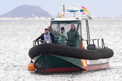 Francisco Javier Medina, más a la izquierda, uno de los dos jóvenes que pudo ser rescatado indica a agentes de la Guardia Civil la zona donde buscar al joven Ivo, de 15 años, desaparecido en el mar Menor.