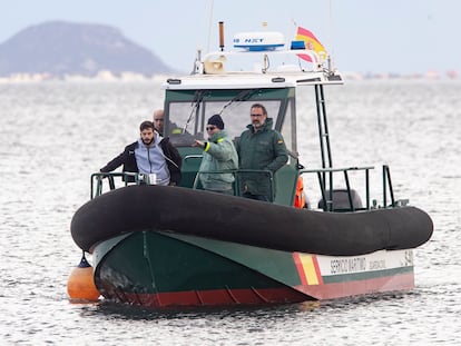 Francisco Javier Medina, más a la izquierda, uno de los dos jóvenes que pudo ser rescatado indica a agentes de la Guardia Civil la zona donde buscar al joven Ivo, de 15 años, desaparecido en el mar Menor.