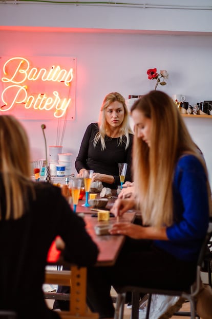 Varias alumnas de la clase de modelado en el estudio de Bonitos Pottery, en Poblenou, Barcelona.