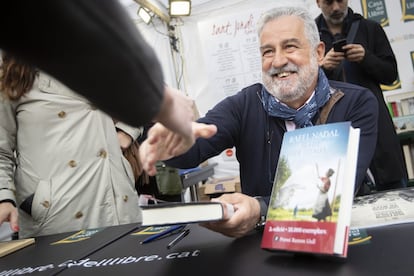 El periodista Rafel Nadal durante la firma de libros. 